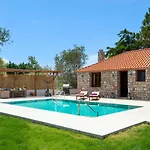 Vilă Filerolia Stone House *