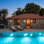 Vilă Filerolia Stone House